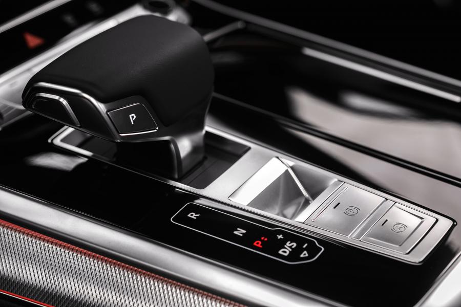 Детали интерьера Audi Q8 55 TFSI Quattro S-Line 2019 года  (LA) (фото 14 из 21)